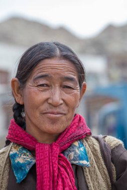 Leh, Hindistan - 21 Haziran 2015: Hint yaşlı kadın dağ köyü Leh, Ladakh bölgesinde, kuzey Hindistan 'da sokak pazarında.