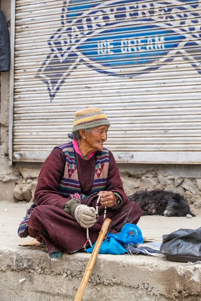 Leh India June 2015 Indian Old Woman Street Market Mountain — Stock Photo, Image