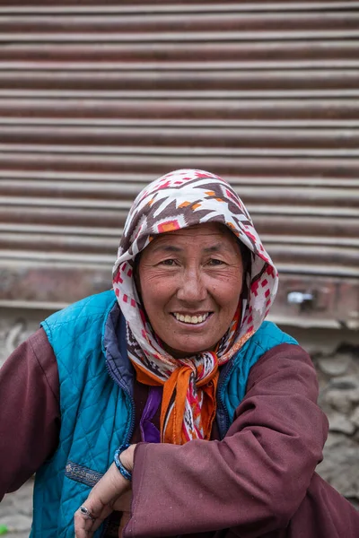 Leh, Hindistan - 21 Haziran 2015: Hint yaşlı kadın dağ köyü Leh, Ladakh bölgesinde, kuzey Hindistan 'da sokak pazarında.