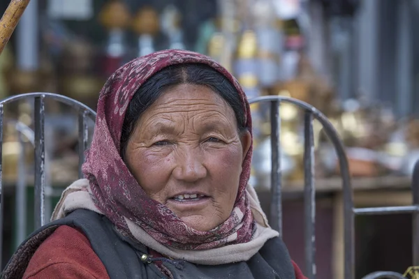 2015年6月21日 インド北部ラダック地方の山間部の路上市場でインド人の老女が閉鎖 — ストック写真