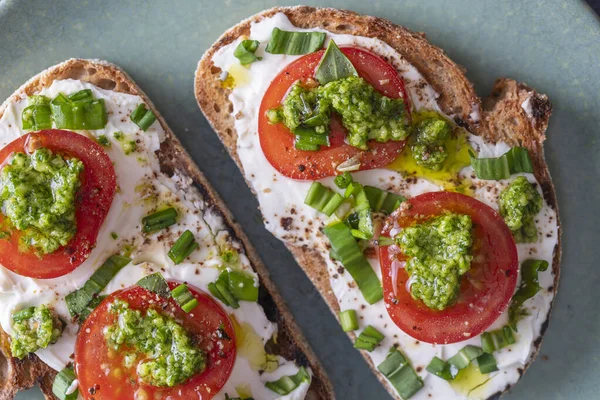 Delizioso Pane Tostato Con Crema Formaggio Bianco Aglio Selvatico Verde — Foto Stock