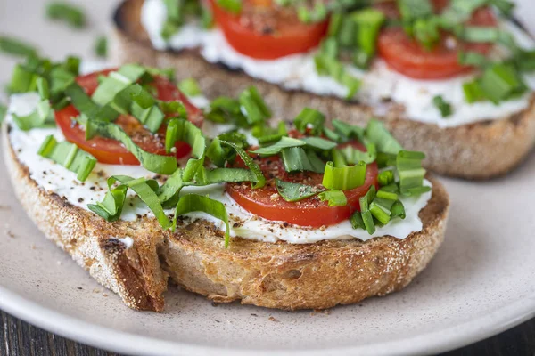 Läckert Rostat Bröd Med Vit Färskost Grön Vild Vitlök Och — Stockfoto