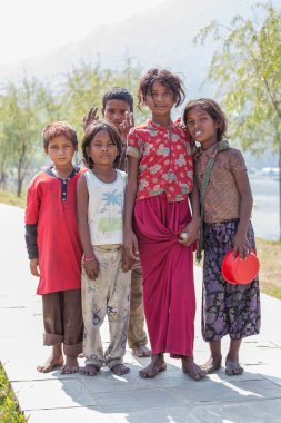Himalaya dağ köyü, Nepal - 23 Ekim 2016: Himalaya 'nın Nepal köyündeki fakir Nepal' li çocuk
