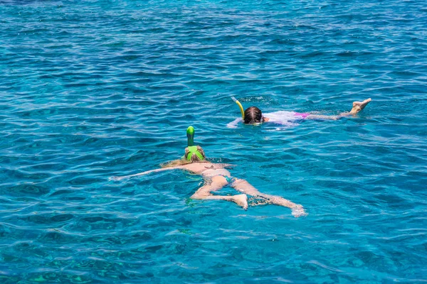 Niñas Haciendo Snorkel Aguas Cristalinas Azules Sobre Los Arrecifes Coral — Foto de Stock