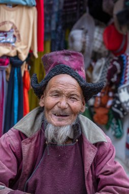 Leh, Hindistan - 24 Haziran 2015: Kuzey Hindistan 'daki Leh, Ladakh bölgesindeki dağ köyünde fakir yaşlı bir adam. Yoksulluk Hindistan 'da büyük bir sorundur.