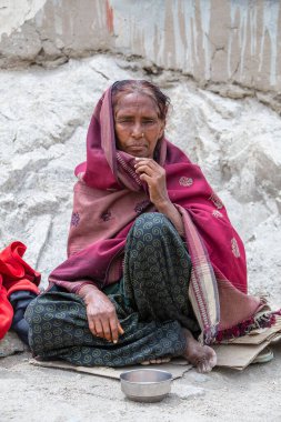 Leh, Hindistan - 24 Haziran 2015: Hint yaşlı kadın dağ köyü Leh, Ladakh bölgesinde, kuzey Hindistan 'da sokak pazarında, kapatın.