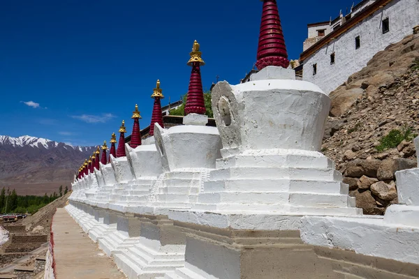 Bianco Stupa Buddista Pagoda Nel Monastero Tibetano Vicino Villaggio Leh — Foto Stock