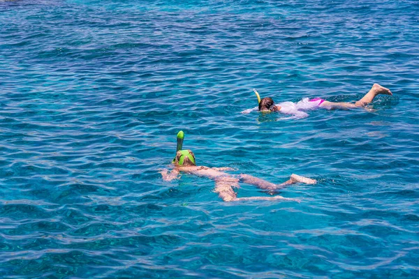 Niñas Haciendo Snorkel Aguas Cristalinas Azules Sobre Los Arrecifes Coral — Foto de Stock