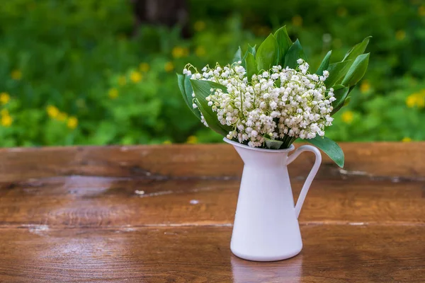 Beautiful Bouquet Lilies Valley White Enamel Vase Wooden Table Garden — Stock Photo, Image