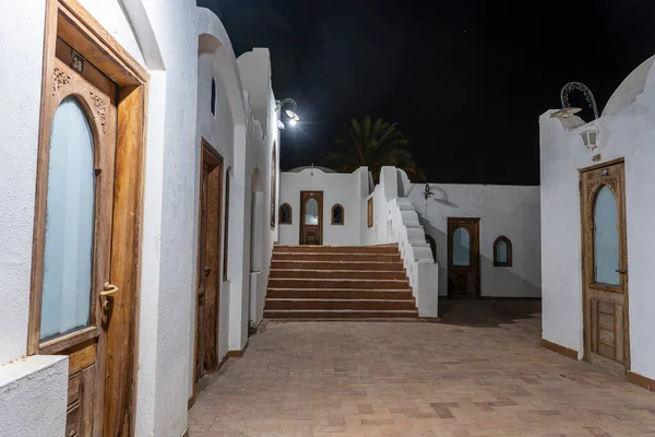 Pared Blanca Una Casa Escaleras Por Noche Calle Egipto Sharm — Foto de Stock