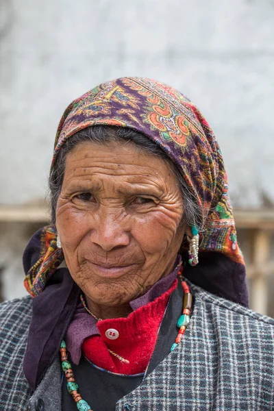 2015年6月24日 インド北部ラダック州レヒ 英語版 の山村市場におけるインド人の老女が閉鎖 — ストック写真