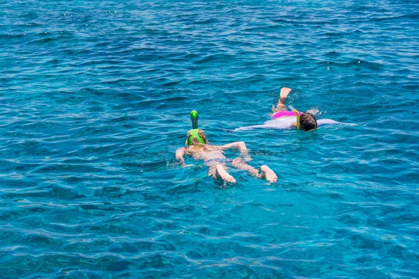 Niñas Haciendo Snorkel Aguas Cristalinas Azules Sobre Los Arrecifes Coral — Foto de Stock