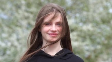 Doğada güzel, mutlu bir genç kız. Dışarıdaki portreyi kapat, ağır çekimde.