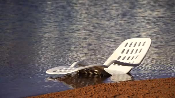 Chaise Longue Plastique Blanc Dans Eau Mer Sur Une Plage — Video