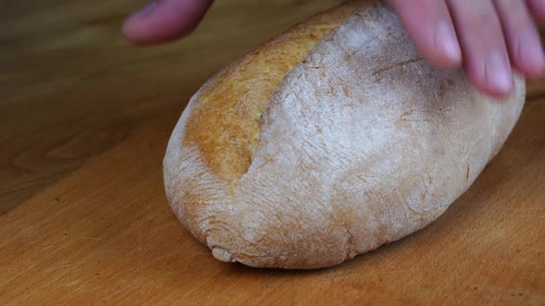 Schneiden Von Braunen Brotscheiben Auf Holzbrettern Das Vollkornbrot Mit Einem — Stockvideo