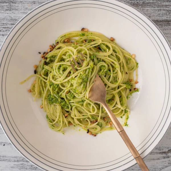 Spaghetti Met Groene Pestosaus Gemaakt Van Wilde Knoflook Olijfolie Pijnboompitten — Stockfoto