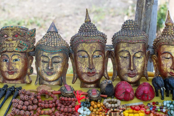 在缅甸英勒湖附近的街头市场上 一个游客摊位上手工制作的佛像和其他纪念品 靠近点在缅甸出售的纪念物 — 图库照片