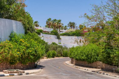 Sharm El Sheikh 'te Mısır caddesinde boş bir yol