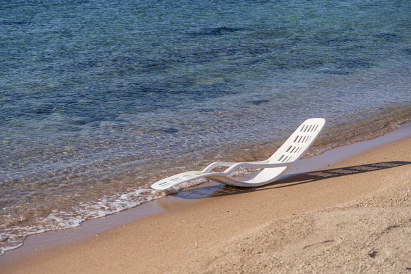 エジプトのシャルム シェイクの熱帯ビーチの海の水に白いプラスチック製のサンラウンジャー 旅と自然概念 — ストック写真