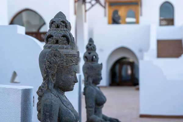 Buddhistické Sochy Před Vchodem Hotelu Pro Štěstí Přitažlivost Turistů Letoviska — Stock fotografie