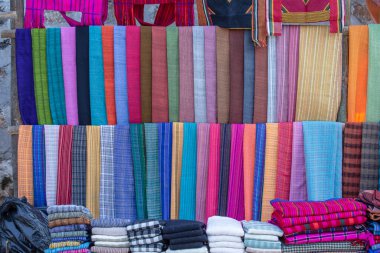 Burma, Myanmar 'daki Inle Gölü yakınlarındaki bir markette satılmak üzere el yapımı renkli Burma kumaşı. Kapat.