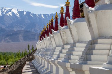 Beyaz Budist stupası ya da Tibet manastırındaki pagoda ladakh bölgesinde Leh köyü yakınlarında, Hindistan 'da değil.