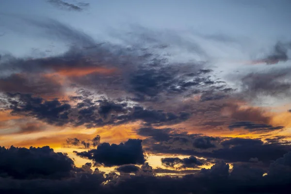 Zonsondergang Wolken Lucht Achtergrond Kleurrijke Dramatische Hemel Met Prachtige Wolk — Stockfoto