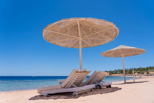 Luxus Sandstrand Mit Liegestühlen Und Weißen Strohschirmen Einem Tropischen Resort — Stockfoto