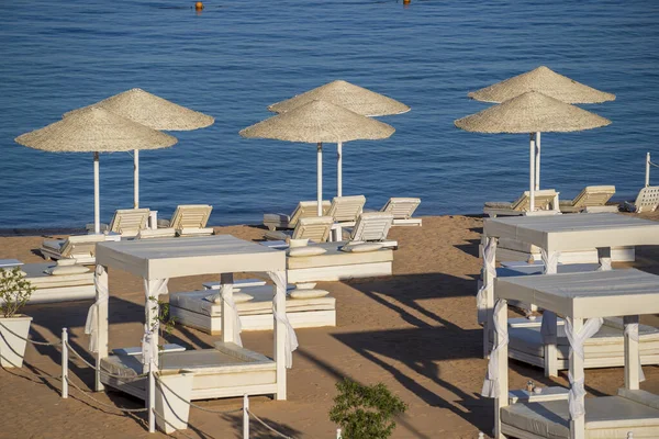 Luxus Sandstrand Mit Liegestühlen Und Weißen Strohschirmen Tropischen Badeort Der — Stockfoto