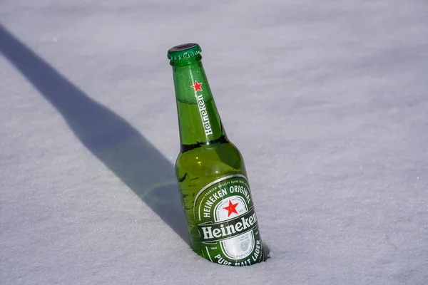 Kiev Ucrania Enero 2021 Botella Cerveza Heineken Lager Sobre Lecho —  Fotos de Stock