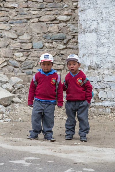 Lamayuru Gompa Ladakh India Junio 2015 Dos Jóvenes Regresan Escuela — Foto de Stock