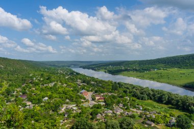 Stroentsy ve Dinyester Nehri, Transnistria, Moldova köyünün güzel manzarası. Tanınmayan Moldova Cumhuriyeti 'nin Rybnitsky ilçesine bağlı Stroentsy köyü