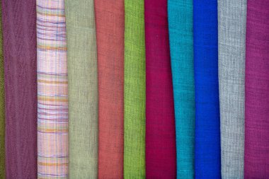 Burma, Myanmar 'daki Inle Gölü yakınlarındaki bir markette satılmak üzere el yapımı renkli Burma kumaşı. Kapat.