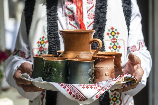 Moldawier Begrüßt Liebe Gäste Und Lädt Sie Ein Hausgemachten Wein — Stockfoto