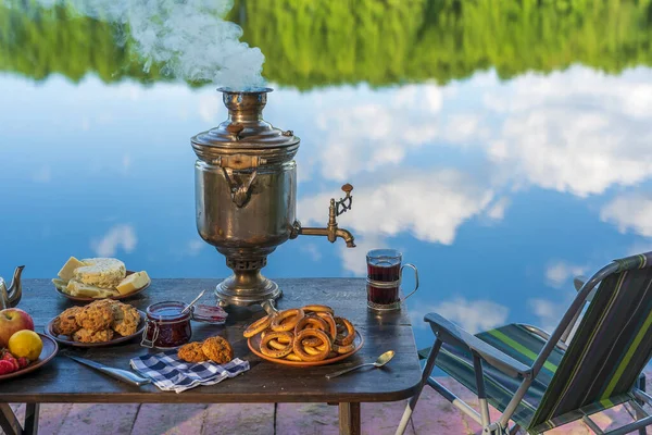 Samovar Thé Métal Vintage Avec Fumée Blanche Nourriture Sur Table — Photo