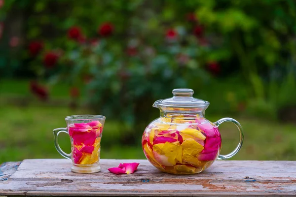 Beau Thé Parfumé Pétales Jaunes Roses Rouges Roses Théière Verre — Photo