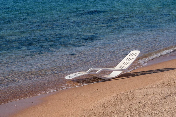 エジプトのシャルム シェイクの熱帯ビーチの海の水に白いプラスチック製のサンラウンジャー 旅と自然概念 — ストック写真