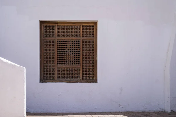 Finestra Chiusa Con Barre Legno Vecchio Muro Bianco Una Casa — Foto Stock