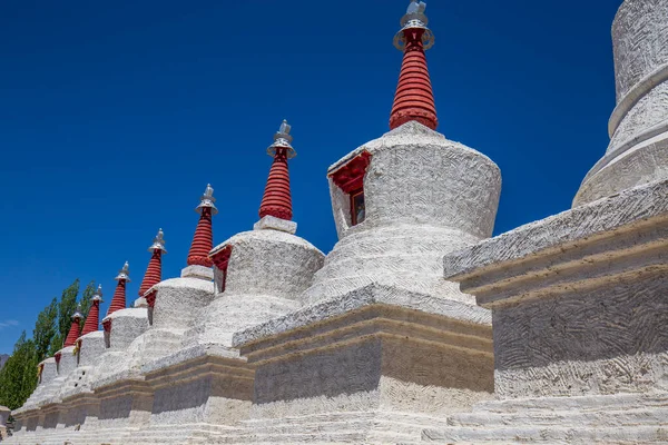 Fehér Buddhista Sztúpa Vagy Pagoda Tibeti Kolostor Közelében Falu Leh — Stock Fotó