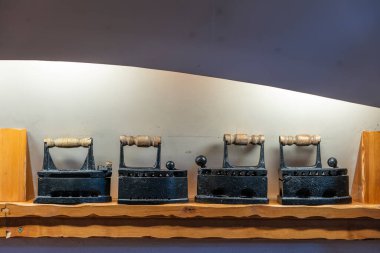 Ahşap saplı eski model düz ütü, yakın çekim. Dört antika, retro demir, Transnistria, Moldova