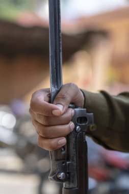 Hintli asker elinde silahla, Hindistan, yaklaş.