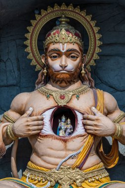 Hindistan 'ın Rishikesh köyündeki Hindu Maymun Tanrısı, Hanuman heykelini kapatın.