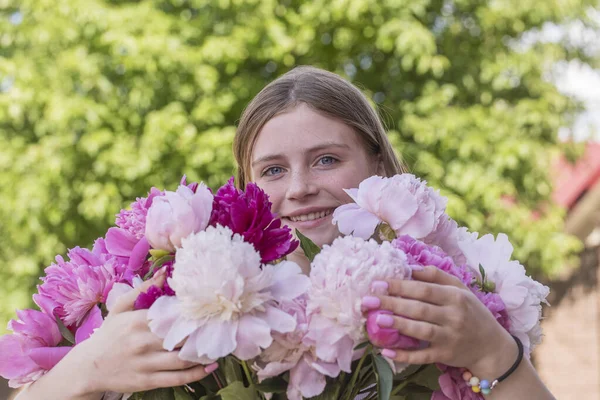 Hermosa Feliz Joven Verano Con Hermoso Ramo Peonías Naturaleza Primer — Foto de Stock