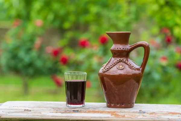 Jarro Louça Copo Vinho Tinto Fundo Jardim Verão Mesa Madeira — Fotografia de Stock