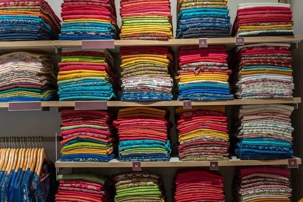 Tecido Pano Colorido Indiano Bonito Dobrado Prateleiras Para Venda Close — Fotografia de Stock