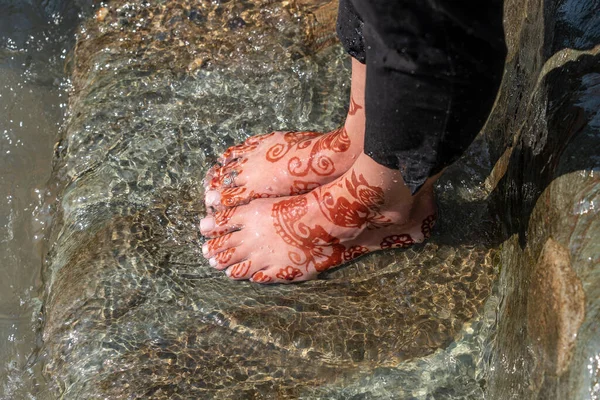 聖なる川の女性の足ヘナの入れ墨で水を交換します 閉じる インド — ストック写真