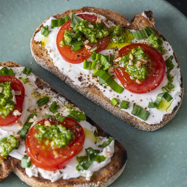 Delizioso Pane Tostato Con Crema Formaggio Bianco Aglio Selvatico Verde — Foto Stock