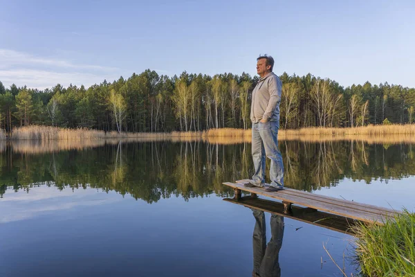 Glücklicher Mann Steht Auf Einem Holzsteg Der Nähe Des Quellwaldes — Stockfoto