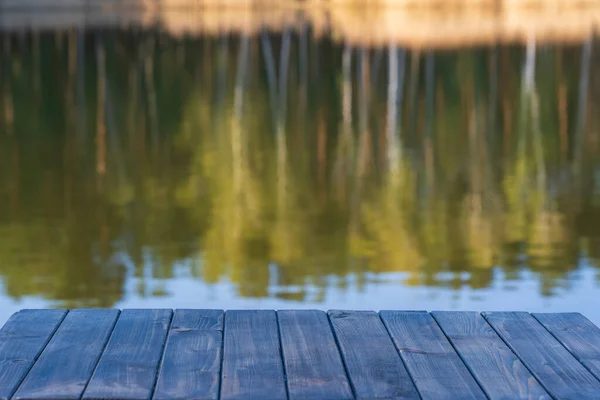 Table Bois Vide Vue Sur Fond Lac Calme Flou Près — Photo