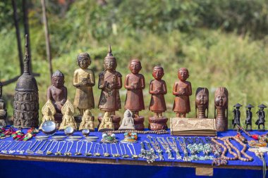 Burma 'daki Inle Gölü yakınlarındaki sokak pazarındaki bir turist dükkanında el yapımı eşyalar. Kapatın. Myanmar 'da satılık eşyalar.